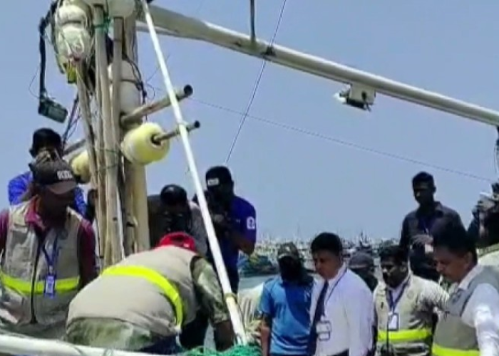 අවි සමඟින් කුඩු බෝට්ටුව දික්ඕවිටට (VIDEO)