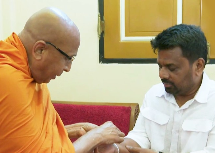 ජනපති අමරපුර මහනාහිමියන් බැහැදැක ආශිර්වාද ලබාගනී (VIDEO)