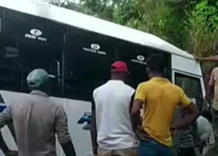 බගවන්තලාවේ බස් රථ අනතුරකින් පාසල් සිසුන් 34දෙනෙකුට තුවාල (VIDEO)