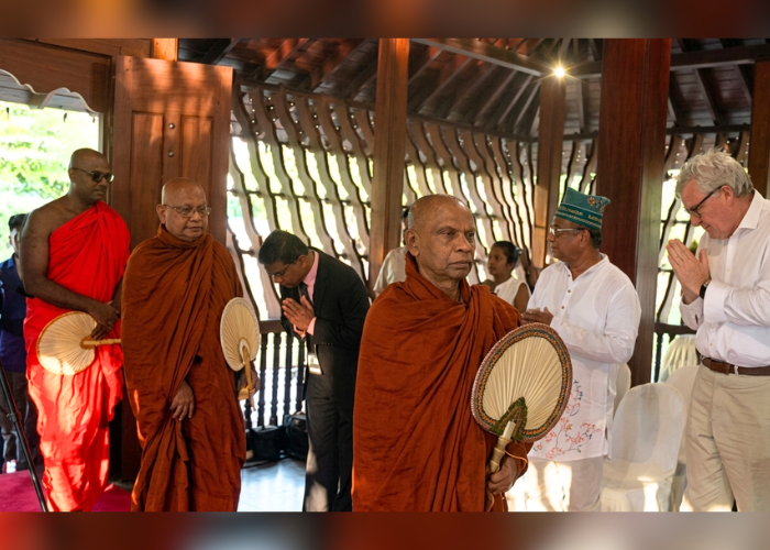 යුද්ධය නතර කරන මෙන් ත්‍රෛනිකායික  මහනාහිමිවරුන්ගෙන් සන්දේශයක් (VIDEO)