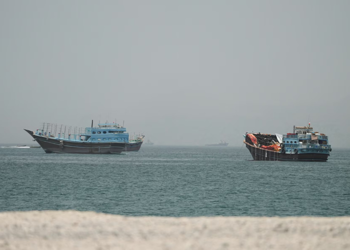 Hormuz හි සිරවී ඇති යාත්‍රා ඉවත් කිරීම තාවකාලිකව නැවතේ