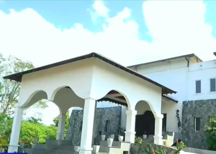 කෝටි ගණනක් වැය කර ඉදිකෙරූ කිසිදු ප්‍රයෝජනයක් ගන්නේ නැති දැවැන්ත ගොඩනැගිල්ල (VIDEO)