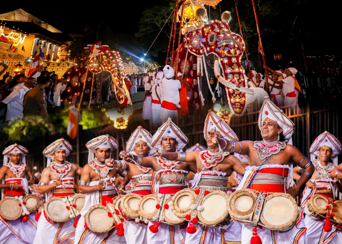 ඇසළ පෙරහර මංගල්‍යය සාර්ථකව අවසන් (VIDEO)