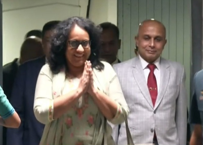භූතානයේ නිල සංචාරයක නිරත වූ අග්‍රාමාත්‍යවරිය දිවයිනට (VIDEO)