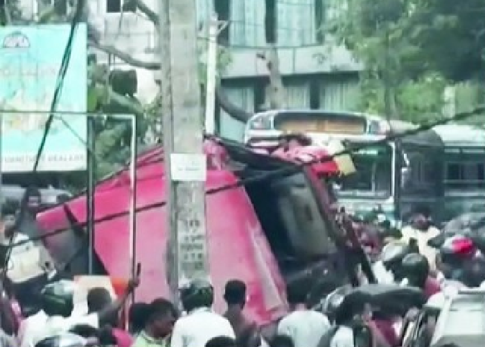 මහනුවර අකුරණ ප්‍රදේශයේ සිදු වූ රිය අනතුරකින් පුද්ගලයන් තිදෙනෙකු ජීවිතක්ෂයට (VIDEO)